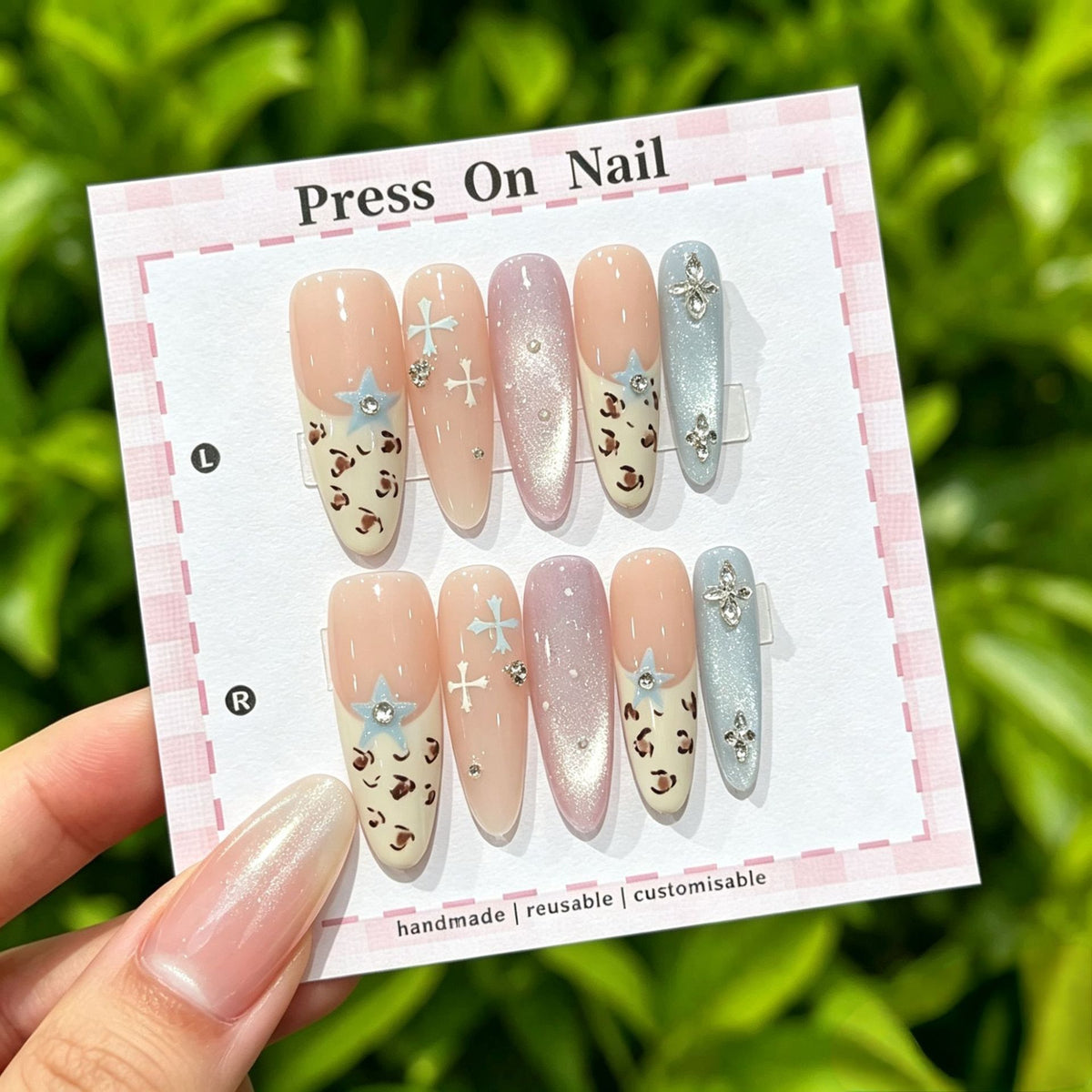 Künstlerisches Press-On Nail Art Set mit niedlichen Charakteren und Schleifenakzenten