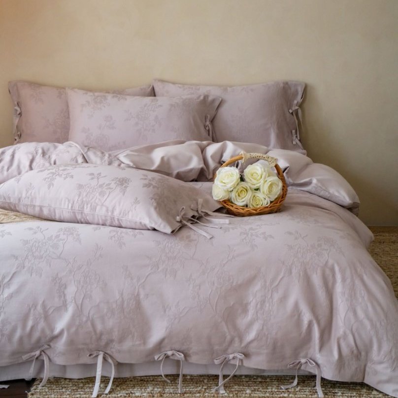 Feines Baumwoll-Bettwäsche-Set mit Jacquard-Blumenmuster und seitlichen Zierbändern