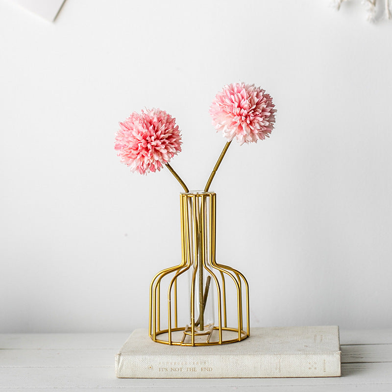 Lebensechte Blumenarrangement