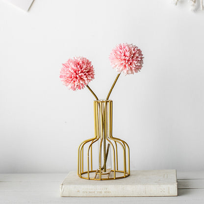 Lebensechte Blumenarrangement