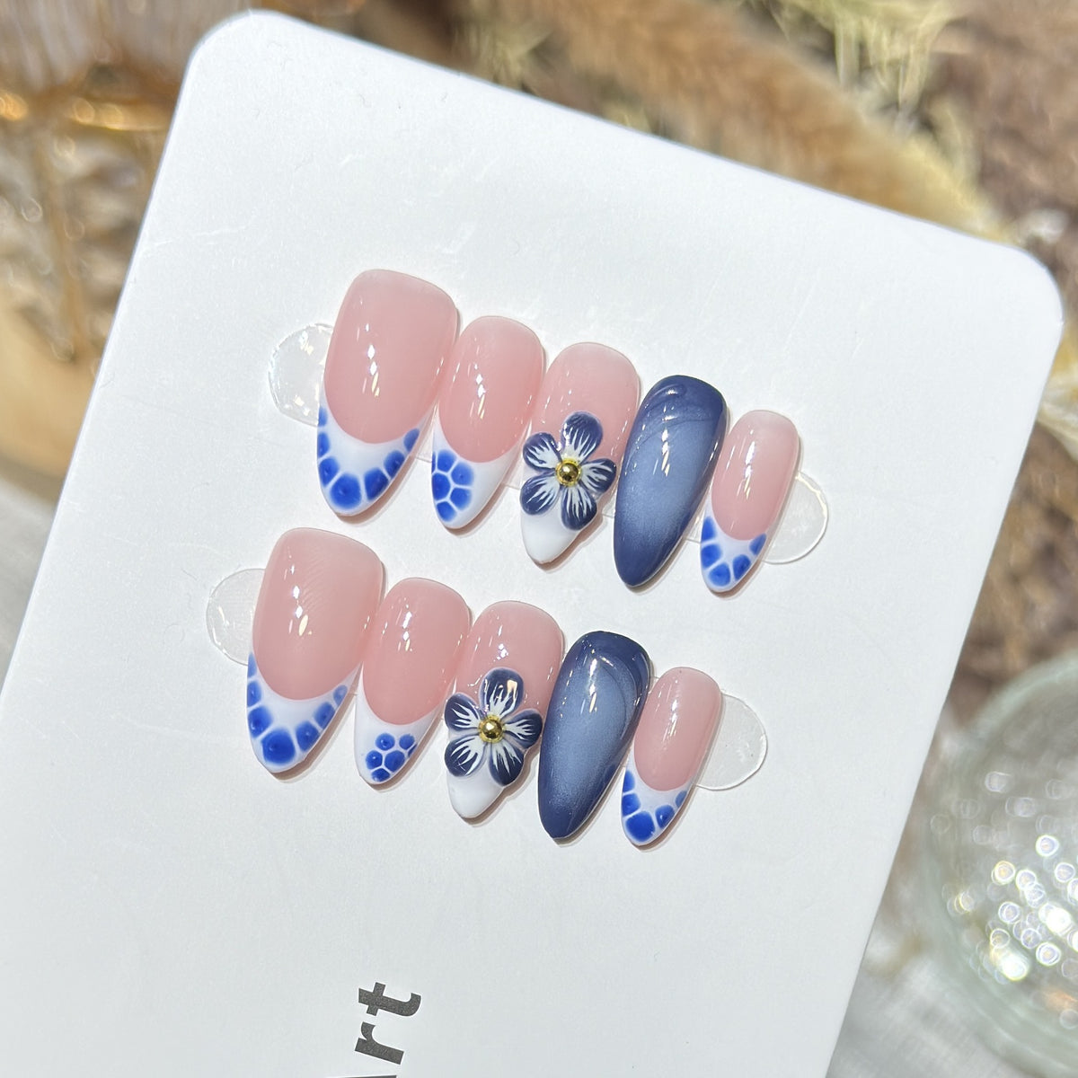 Künstlerisches Press-On-Nagel-Set mit floralen und geometrischen Akzenten Brehn