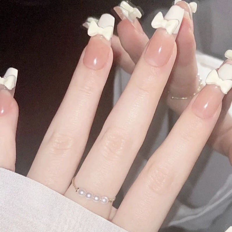 Elegantes Nageldesign mit Perlenverzierung Brehn
