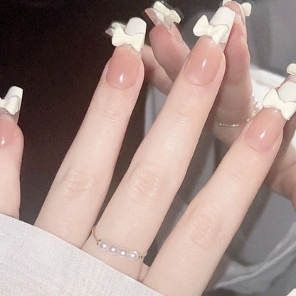 Elegantes Nageldesign mit Perlenverzierung Brehn