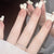 Elegantes Nageldesign mit Perlenverzierung Brehn
