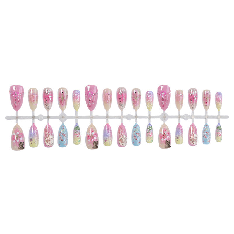 Kunstnagelset mit bunten Designs und dekorativen Verzierungen Brehn