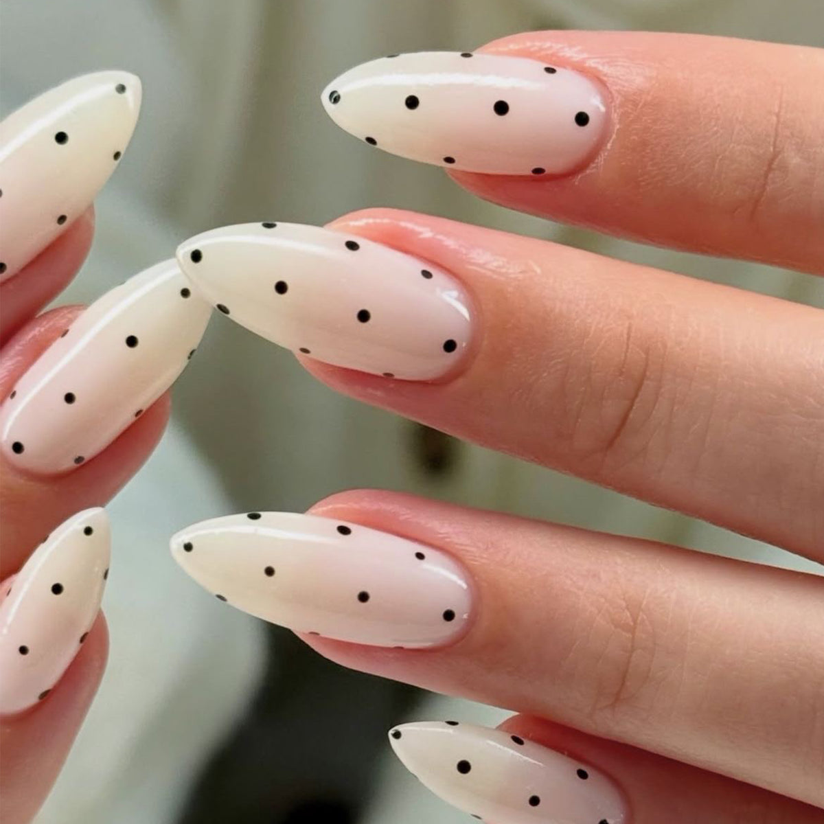 Kunstvolle Nagelverlängerungen mit Polka-Dots Brehn