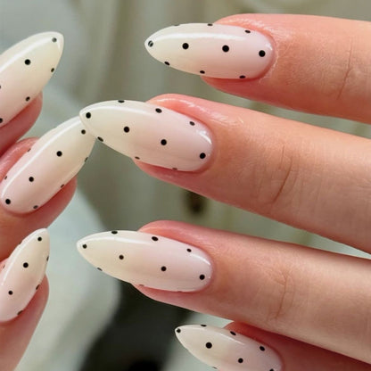 Kunstvolle Nagelverlängerungen mit Polka-Dots Brehn