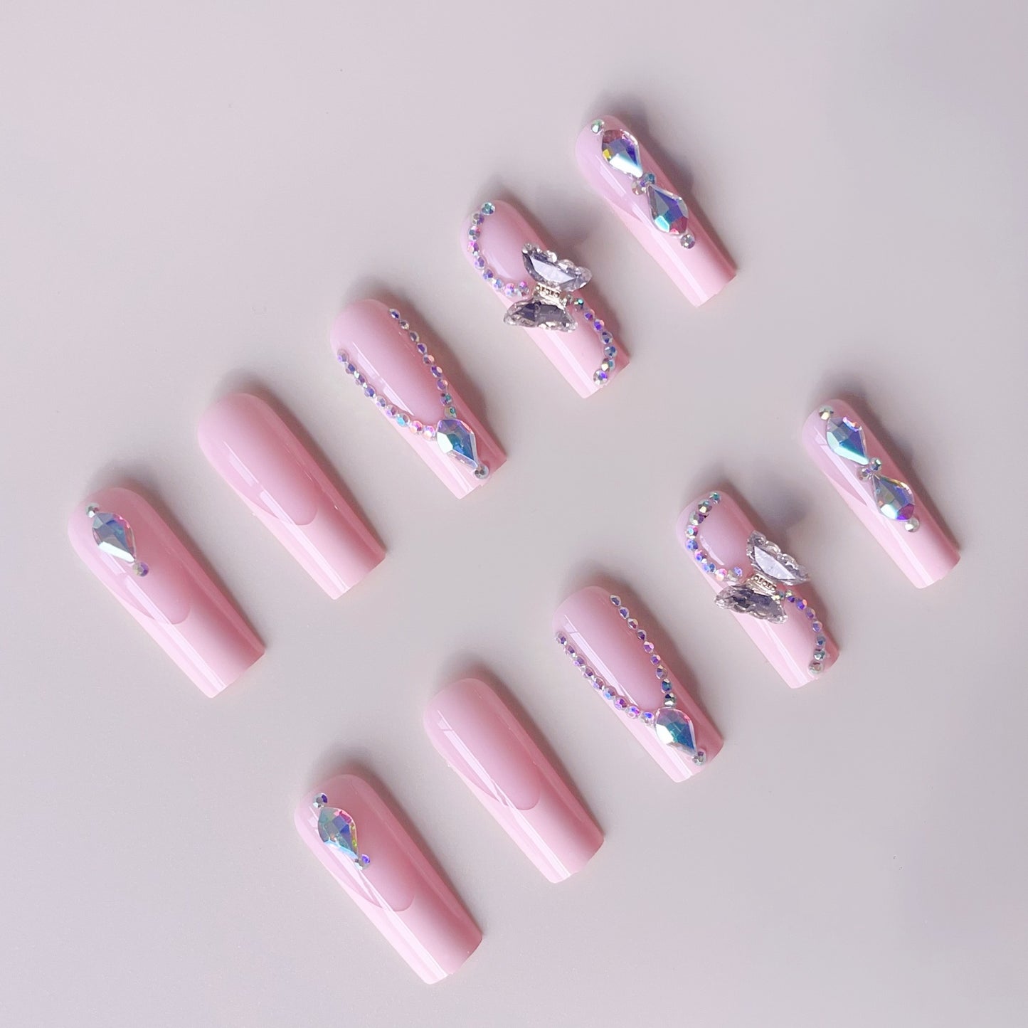 Kunstnagelset mit eleganten Glitzer- und Strassakzenten Brehn