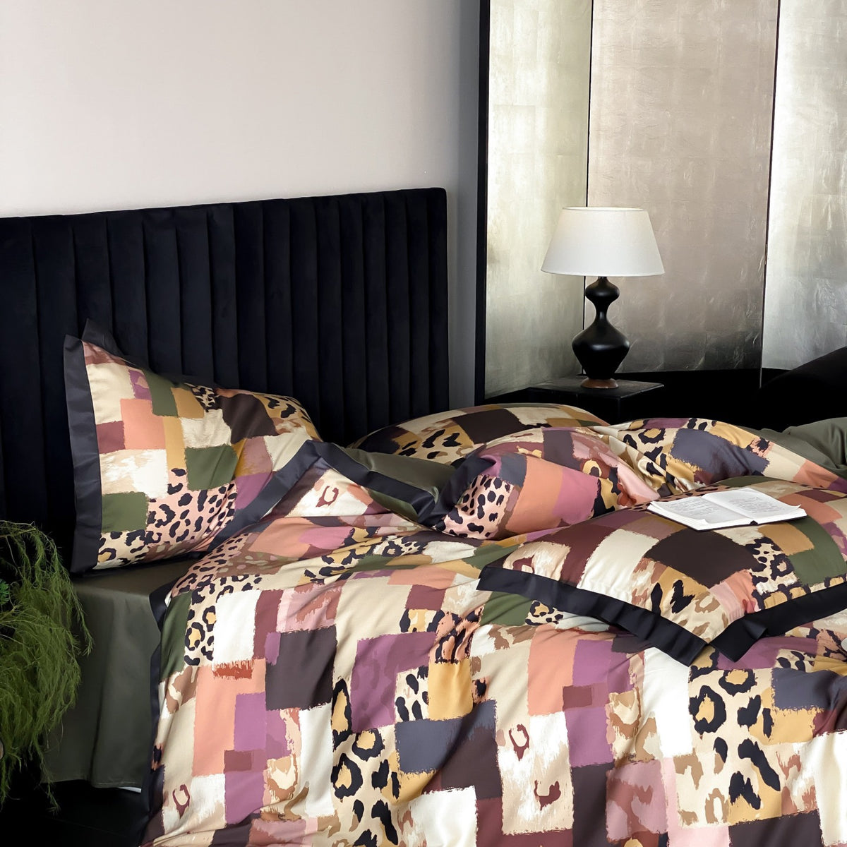 Bettwäsche-Garnitur aus seidig-glänzendem Baumwollsatin mit Patchwork- und Leopardenprint