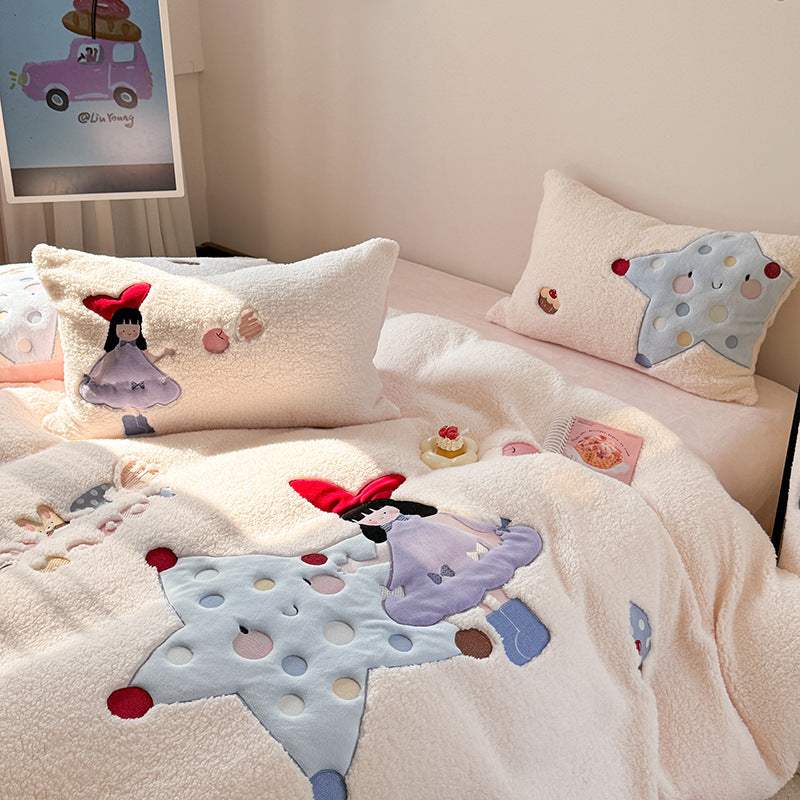 Kinder-Bettwäschegarnitur mit kuscheliger Teddy-Fleece-Oberfläche, applizierten Figuren und Wendefunktion