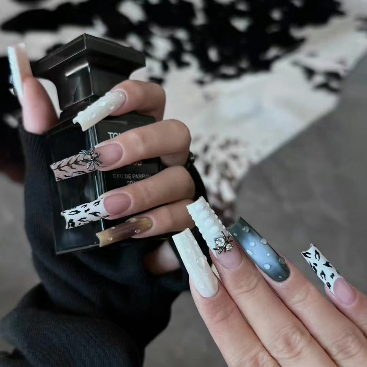 Künstlerisches Langes Stiletto Press-On Nagelset mit einzigartigen Mustern Brehn