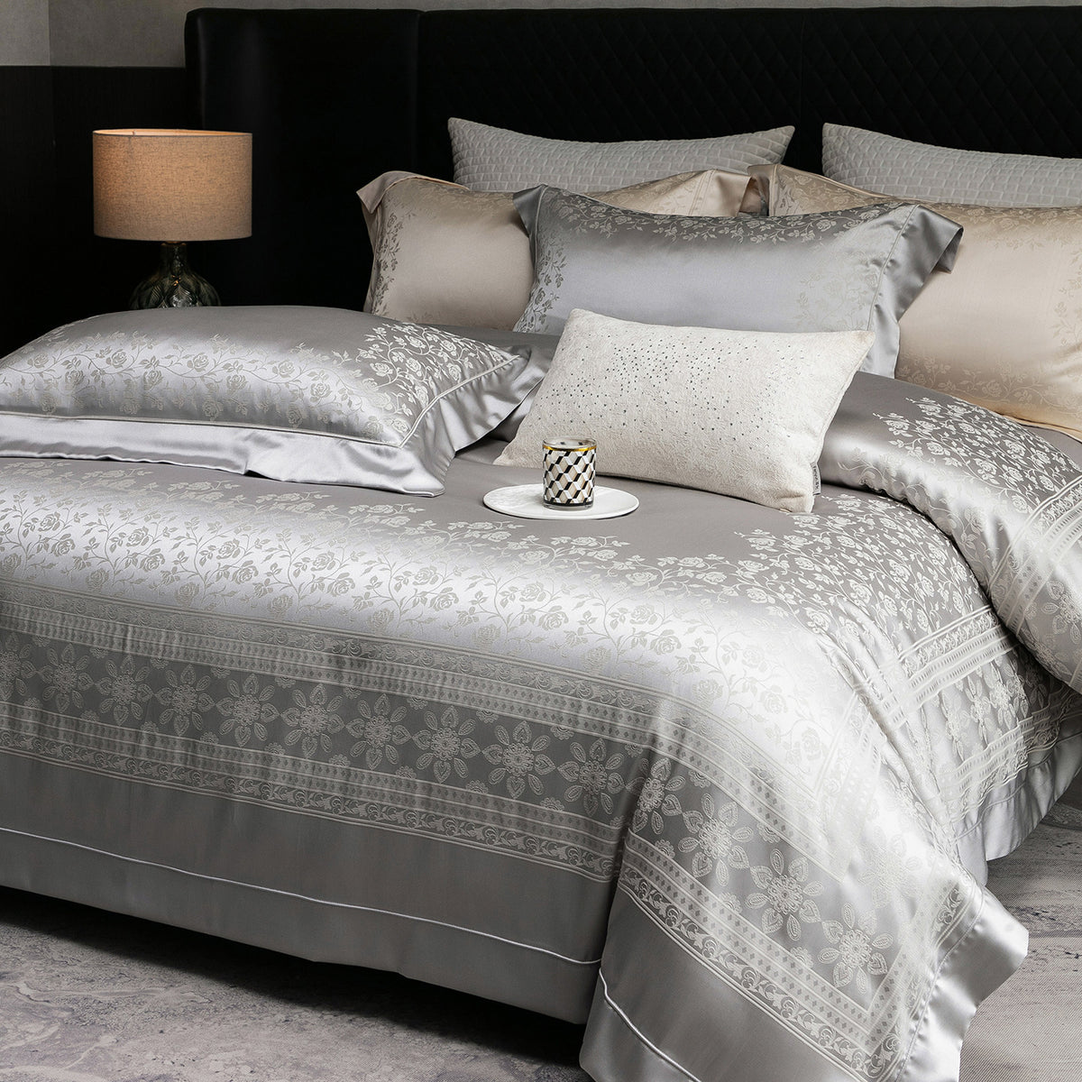 Seiden-Feel Jacquard Satin Bettbezug Set mit geprägt floralem Rand