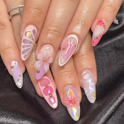 Kunstvolle Nagelverlängerungen mit floralen Mustern und Strassverzierungen Brehn