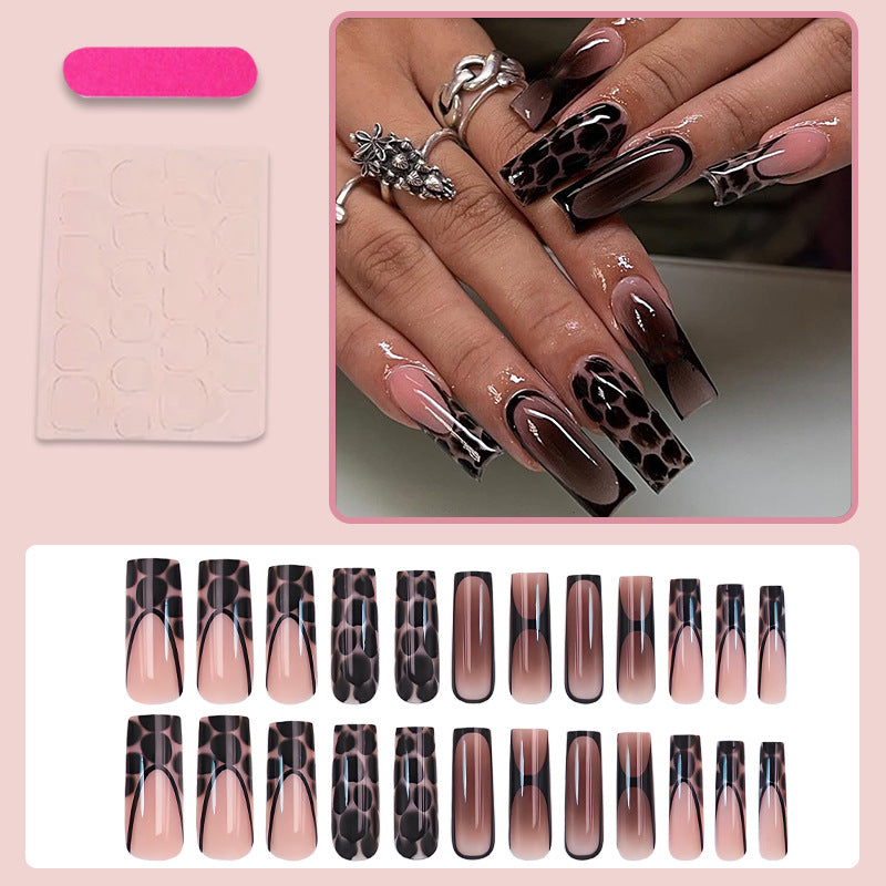 Kunstnagelset mit eleganten Dekoren und modernem Design Brehn