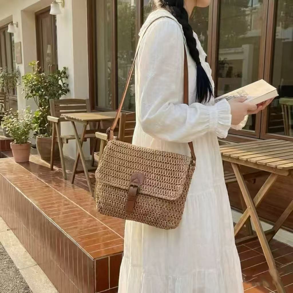 Handtasche Aus Geflochtenem Naturmaterial mit Verstellbarem Tragriemen Brehn