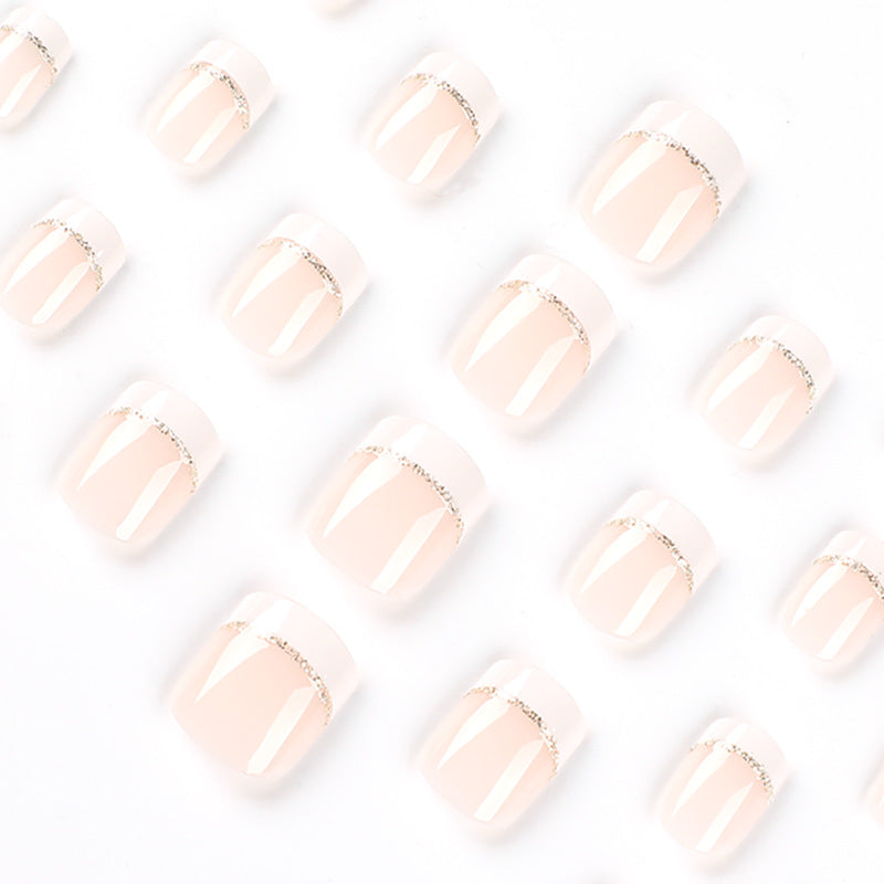 Kunstvolle Nagelverlängerungen mit elegantem French-Tip und Goldakzenten Brehn