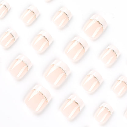 Kunstvolle Nagelverlängerungen mit elegantem French-Tip und Goldakzenten Brehn