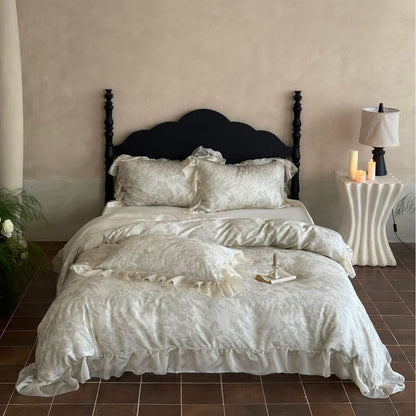Romantische Bettwäsche-Garnitur im floralen Jacquard mit dekorativem Volant