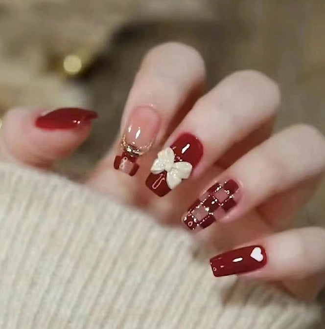 Elegantes Nageldesign mit Perlenverzierung Brehn