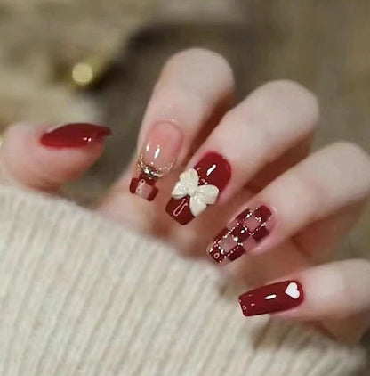 Elegantes Nageldesign mit Perlenverzierung Brehn