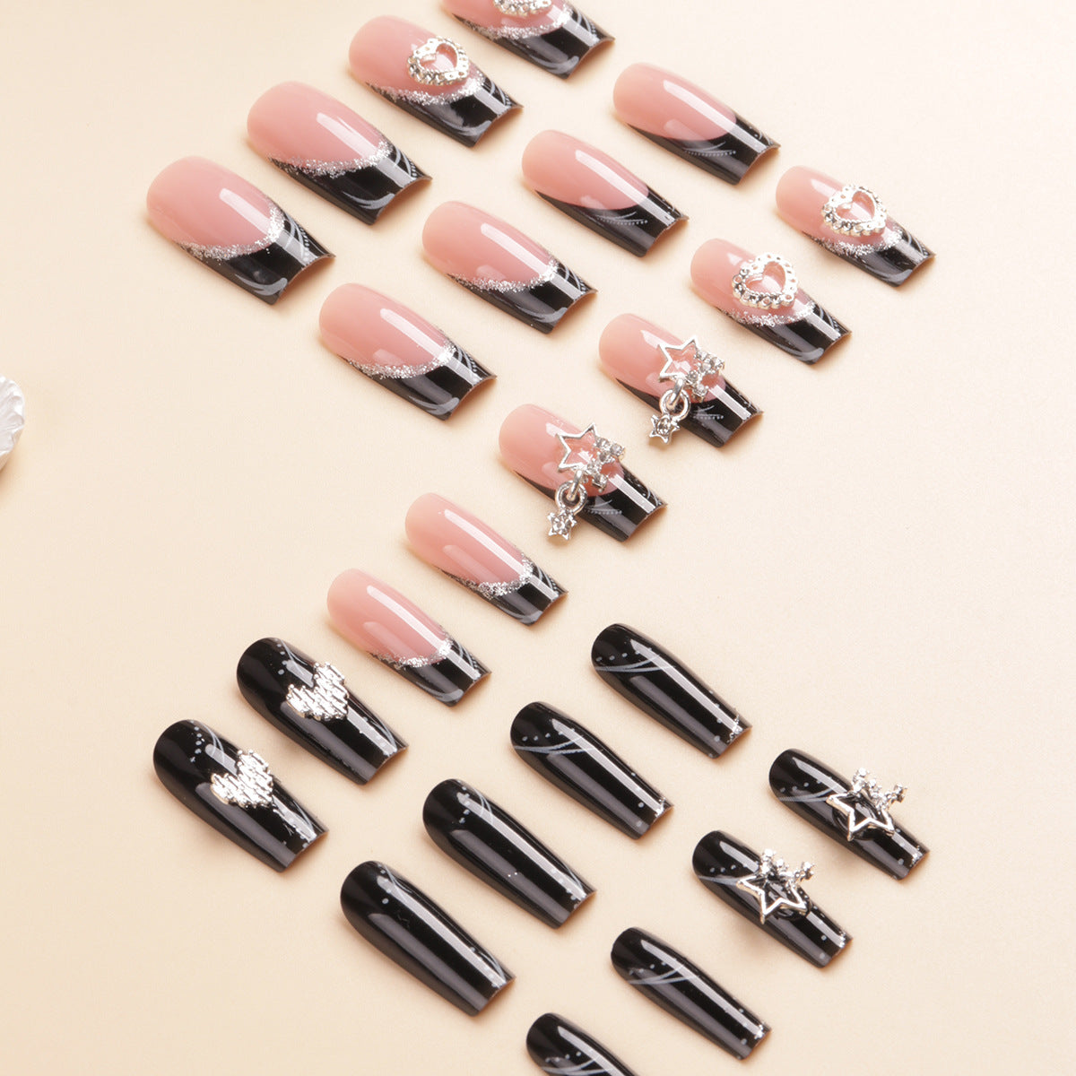 Künstlerisches langes Press-On-Nageldesign mit Strassakzenten Brehn