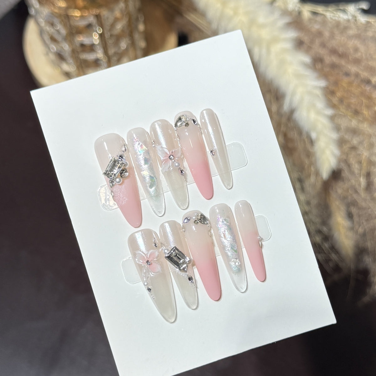 Elegantes Stiletto Press-On Nagelkunst Set mit dekorativen floralen Akzenten Brehn