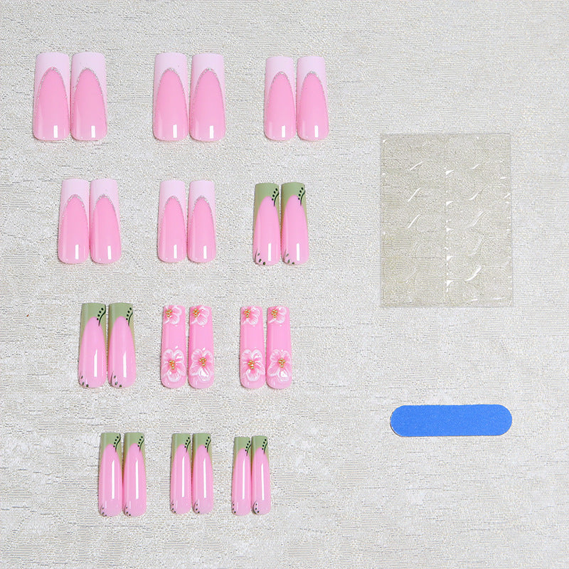 Kunstvolle Nagelspitzen mit floralen Verzierungen Brehn