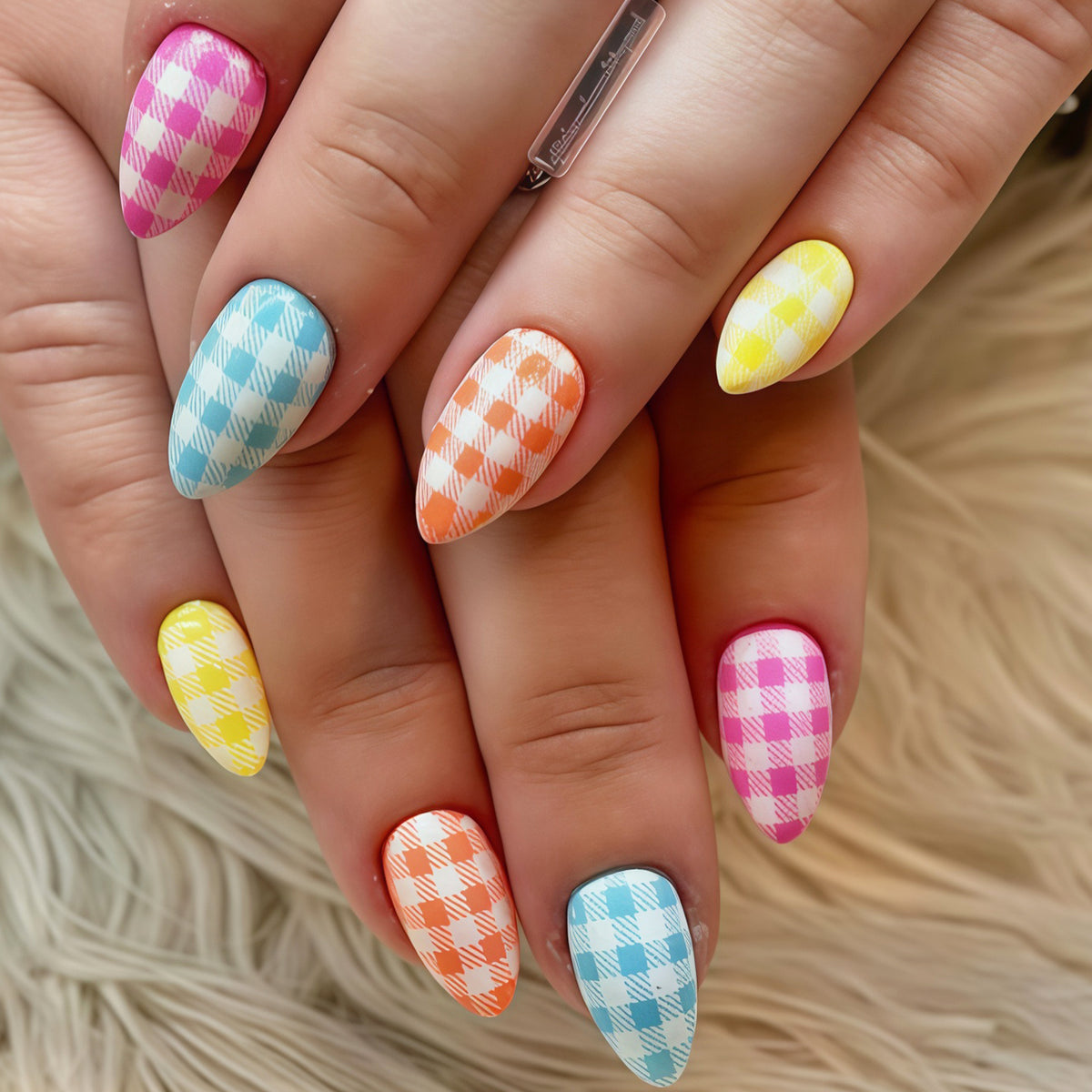 Künstlerische Press-On Nagelspitzen mit kariertem Design Brehn