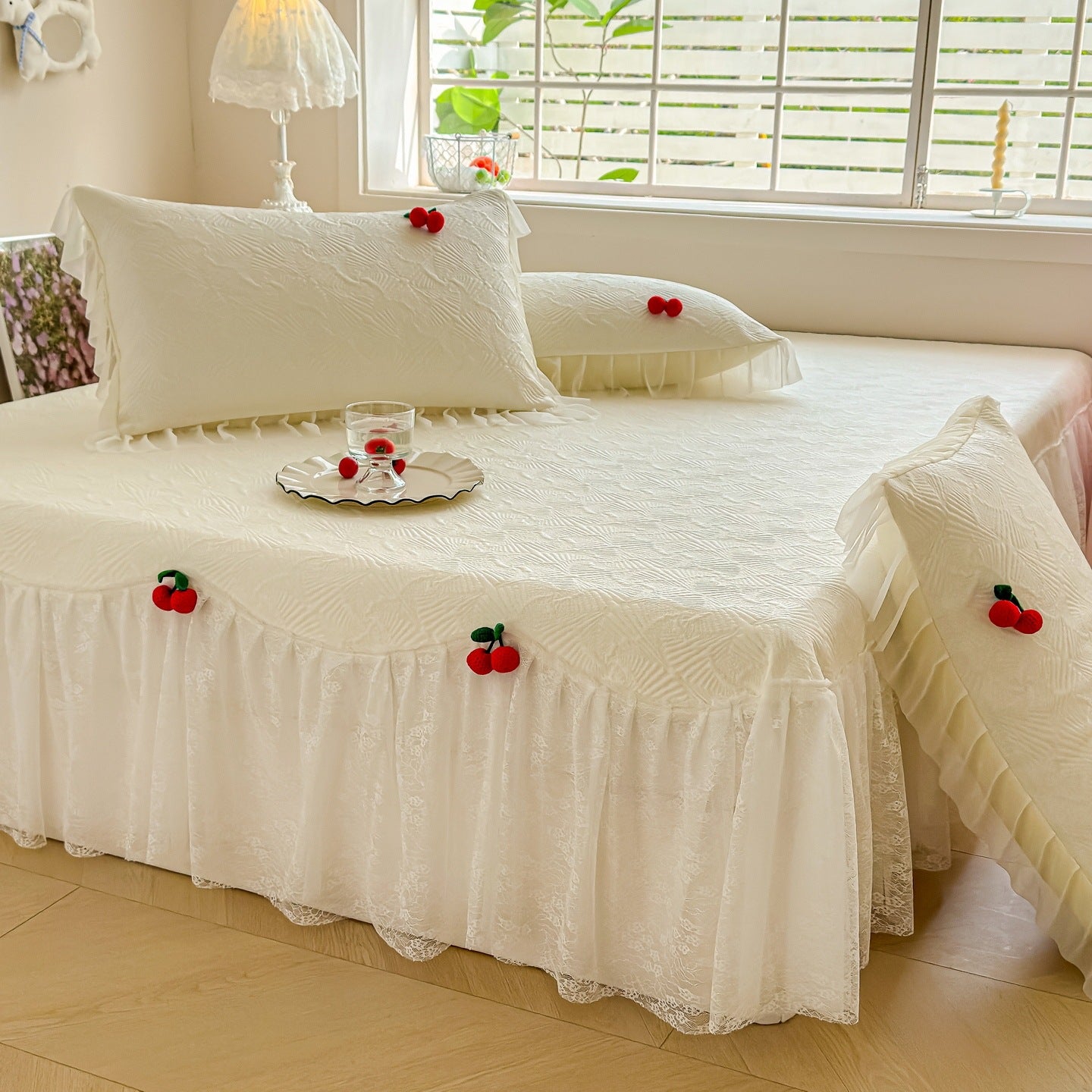 Damen Tagesdecke mit verspieltem Rüschendesign und eleganter Textur Brehn
