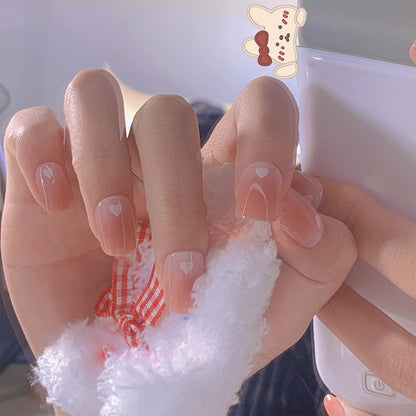 Kunstvolle Nagelkunst mit herzförmigen Akzenten und sanftem Ombre-Effekt Brehn