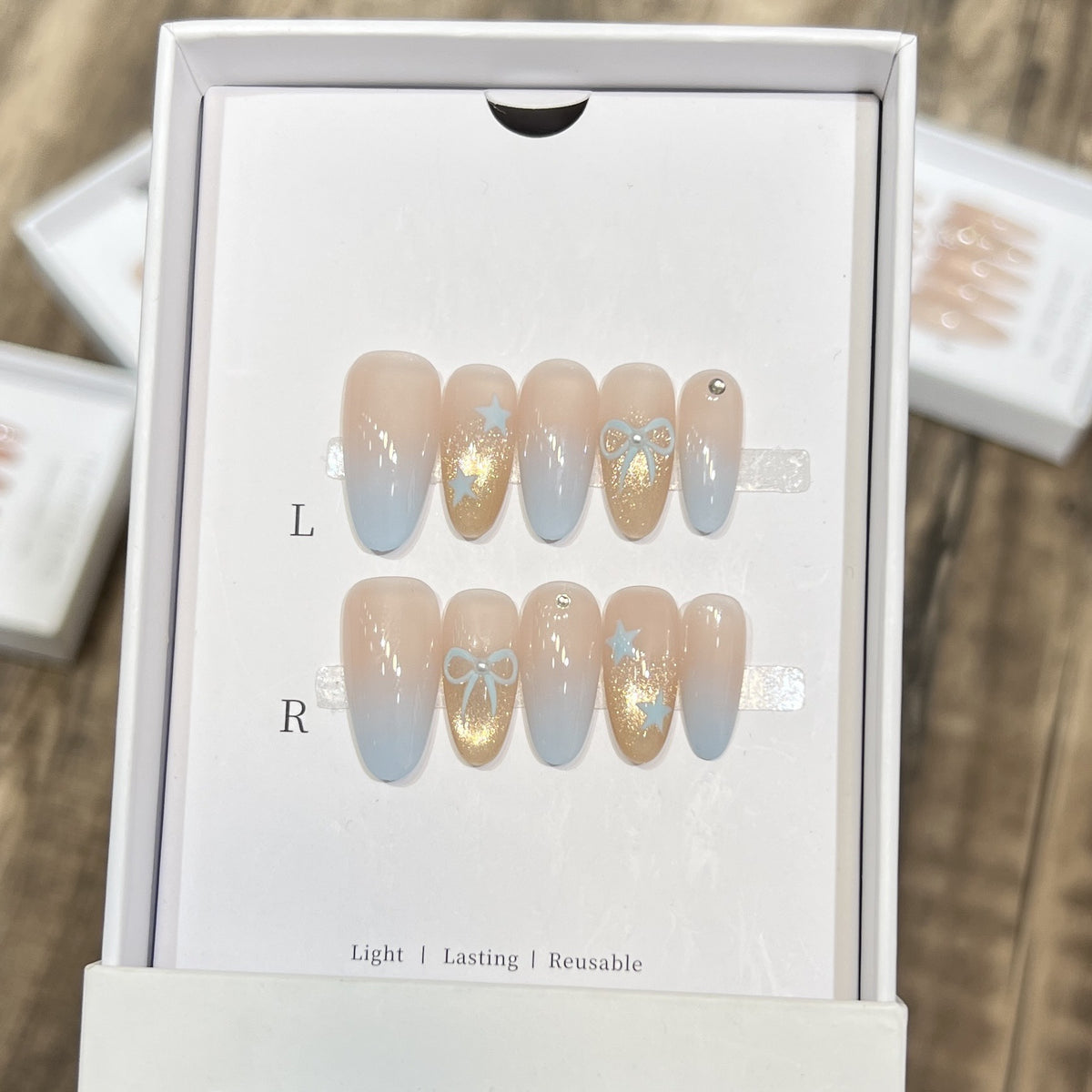 Dekorativer Press-On-Nagelsatz mit Glitzer und Schleifenakzenten Brehn