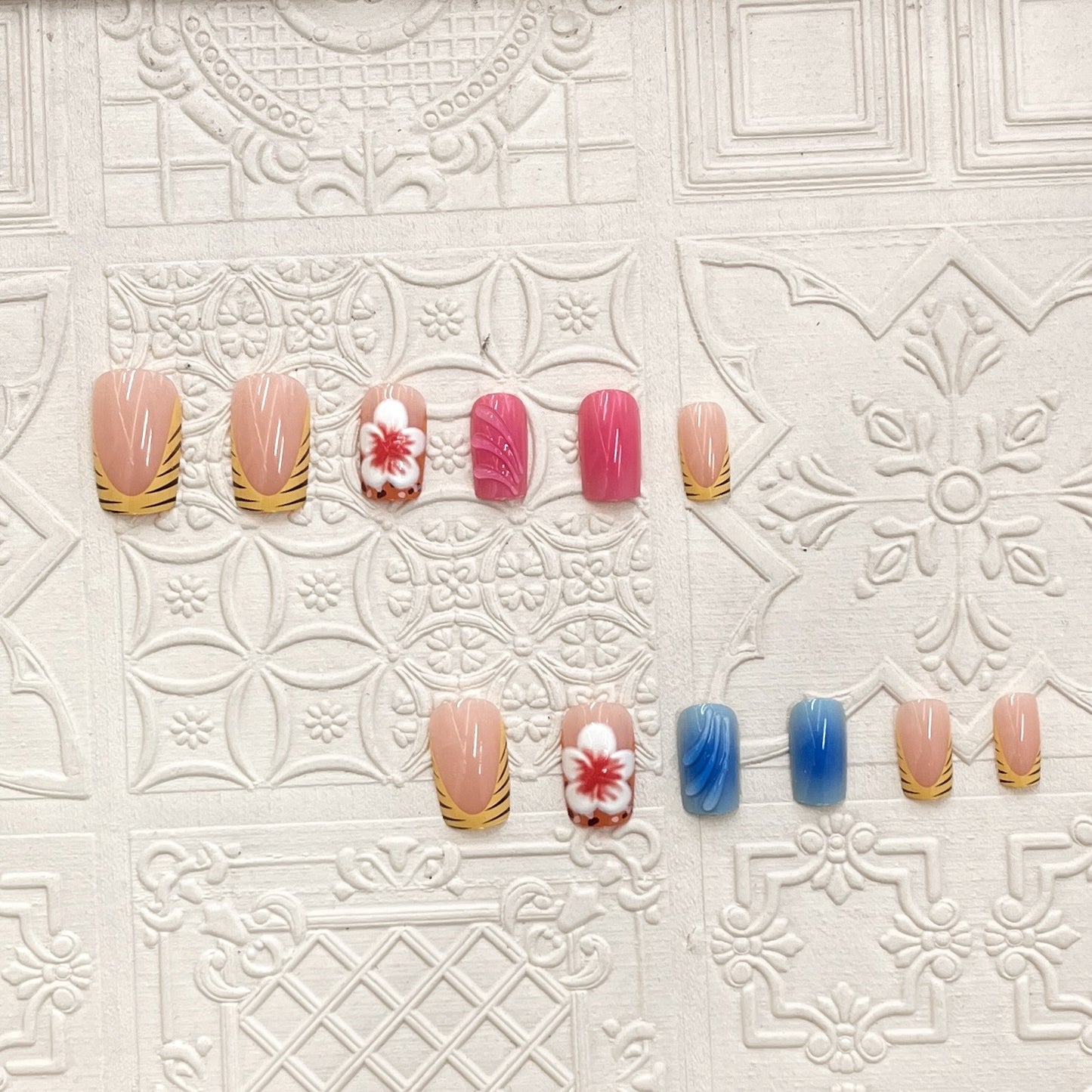 Künstlerisches Press-On-Nagelset mit floralen und Wellenmotiven Brehn