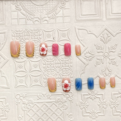 Künstlerisches Press-On-Nagelset mit floralen und Wellenmotiven Brehn