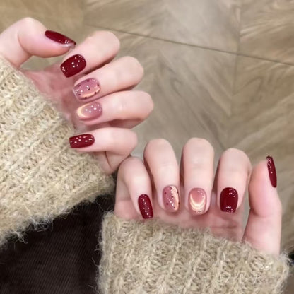 Künstlerische Nagelverlängerungen mit dekoren Akzenten