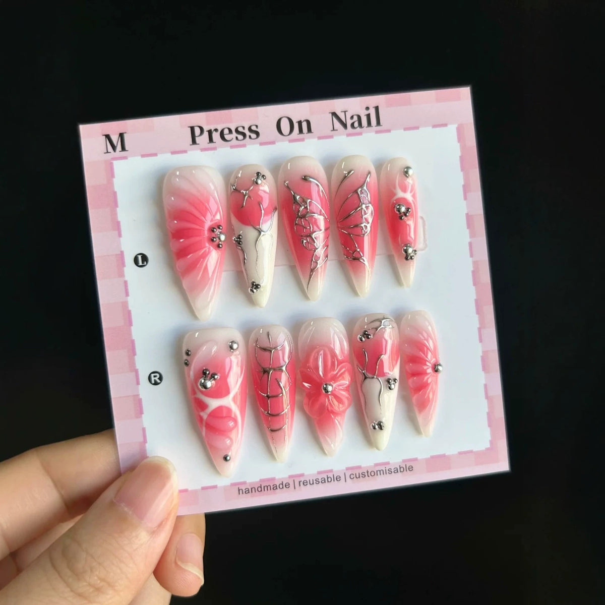 Dekorativer Press-On-Nagelset mit einzigartigen Designmerkmalen