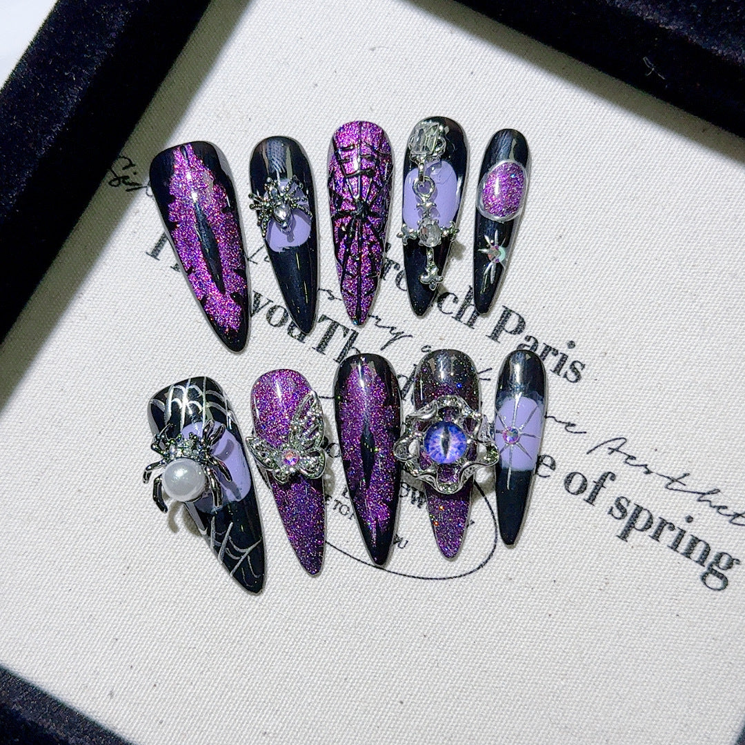 Gothic-inspirierte dekorative Nagelkunst-Tipps
