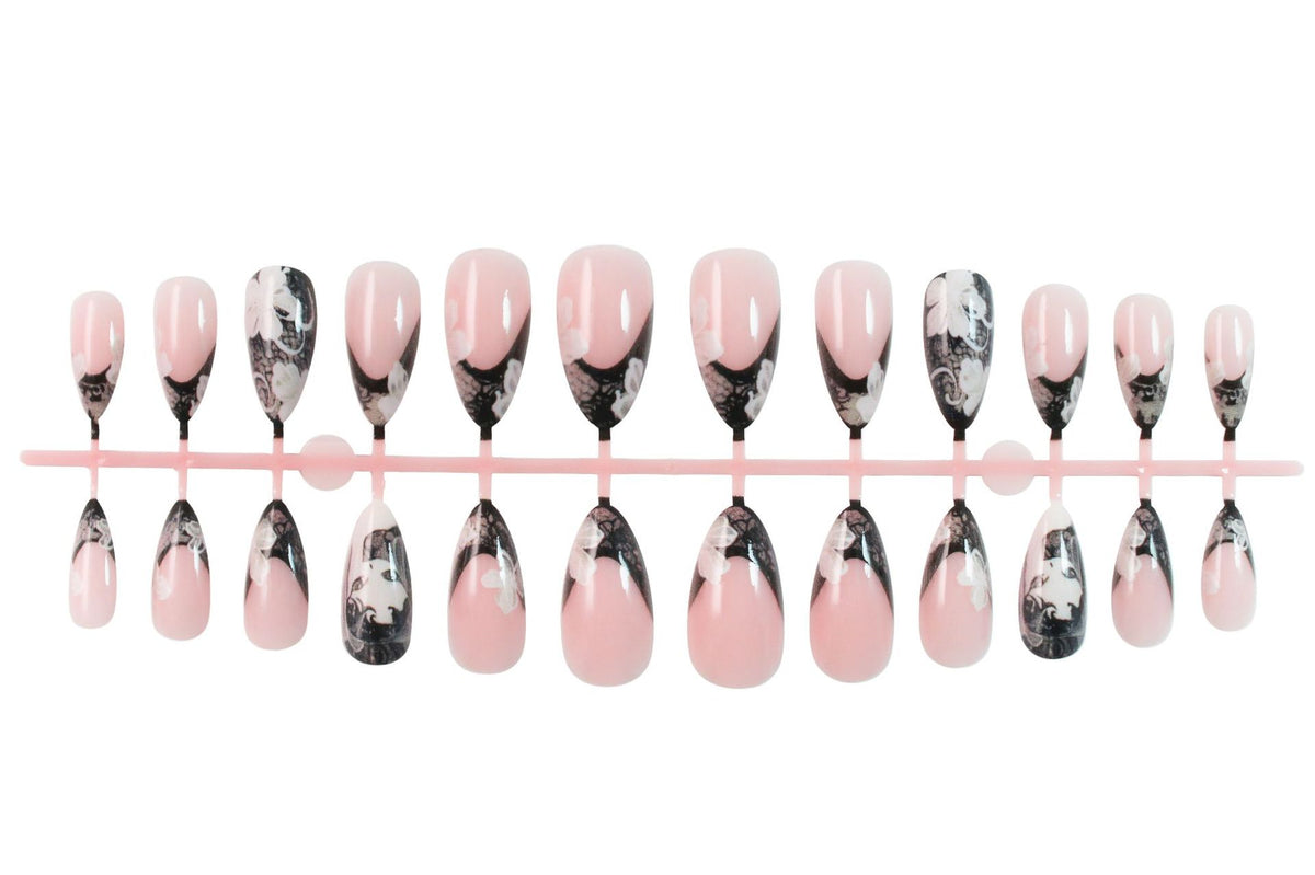Kunstnagelset mit eleganten Spitzen und floralen Verzierungen Brehn