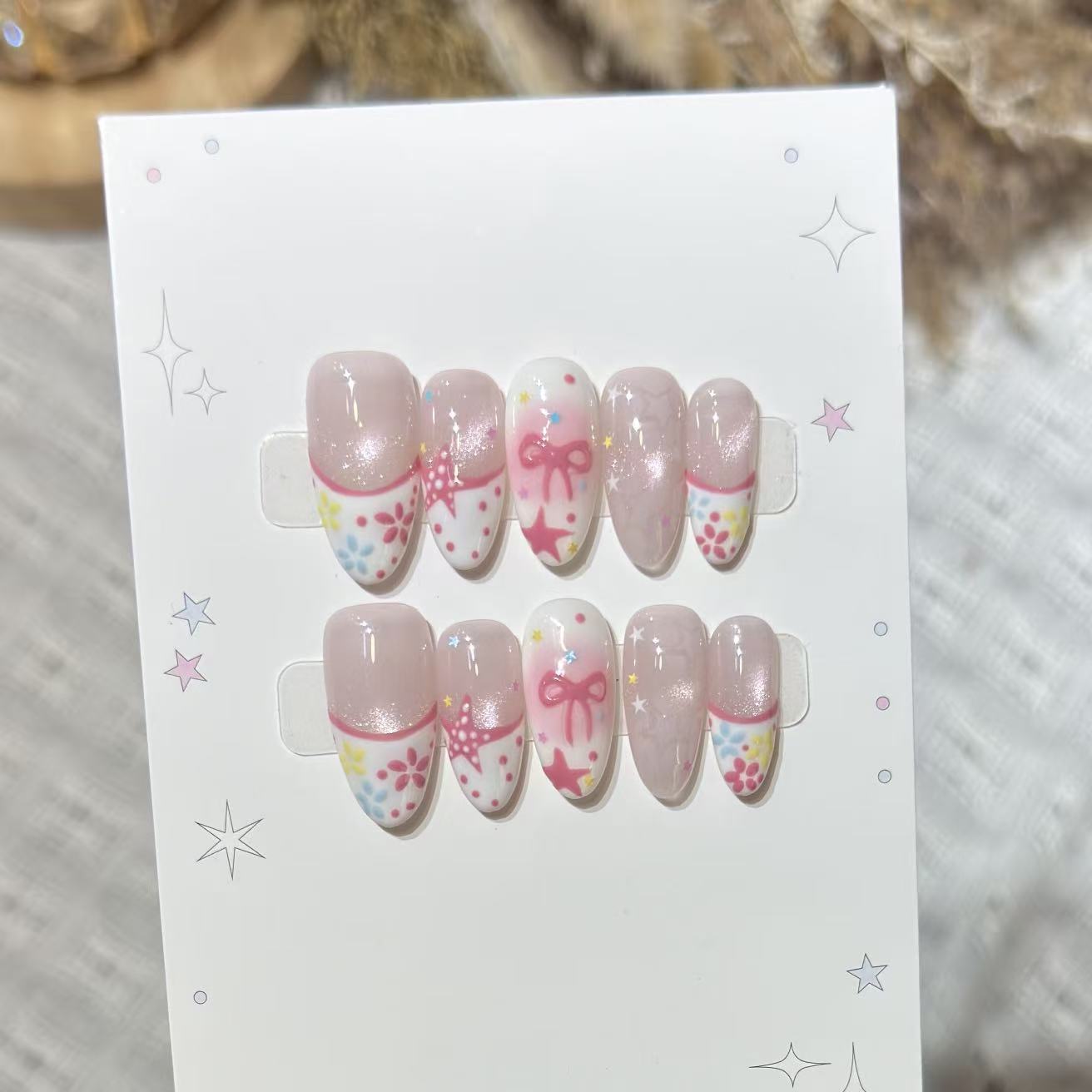 Künstlerisches Press-On Nagelkunst Set mit charmanten Stern- und Schleifendesigns Brehn