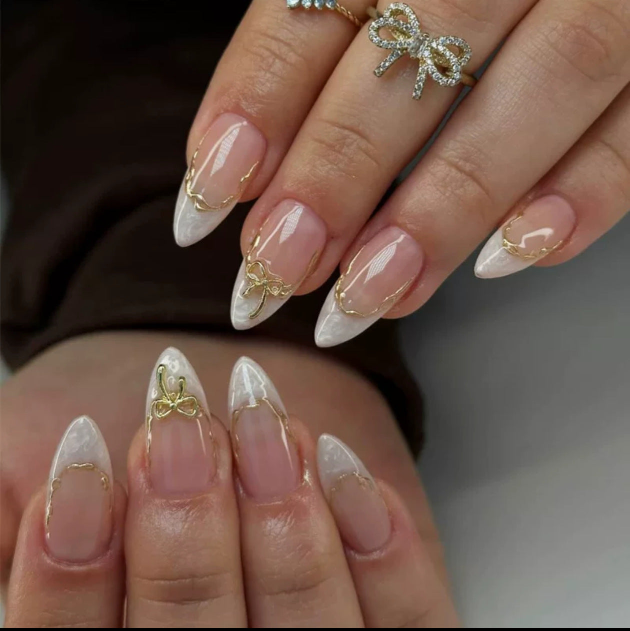 Kunstnägel mit Eleganten Spitzenverzierungen und Goldenen Akzenten Brehn