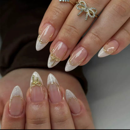 Elegantes Stiletto Press-On Nagelset mit goldenen Akzenten Brehn