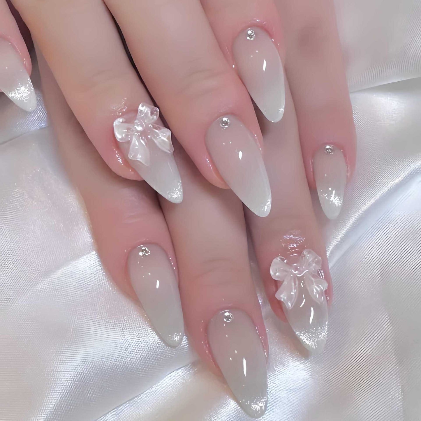 Elegante stilettoförmige Press-On Nägel mit dekorativen Schleifenakzenten Brehn