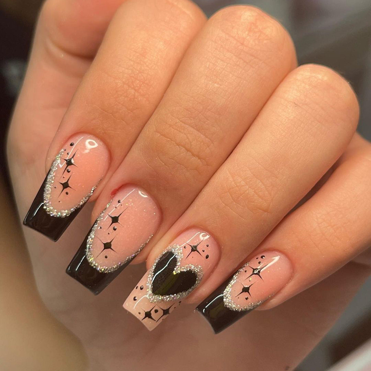 Kunstvolle Nagelverlängerungen mit eleganten Glitzerdetails Brehn