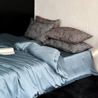 Seidenglänzende Satin-Bettwäschegarnitur mit glattem Fall und Animal-Print-Kissen