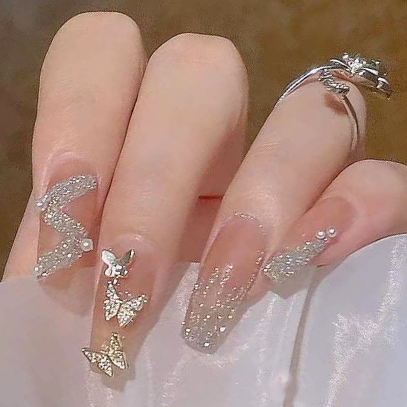Kunstnägel mit funkelnden Strass- und Schleifenakzenten Brehn