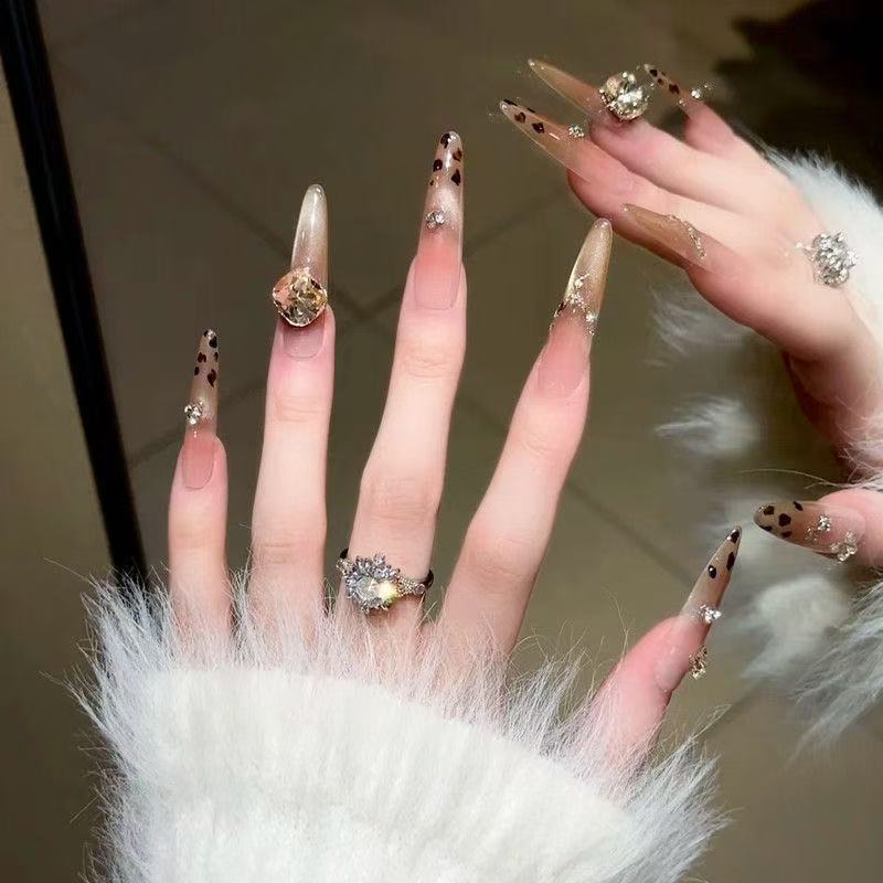 Aufwendige Stiletto-Nagelkunst