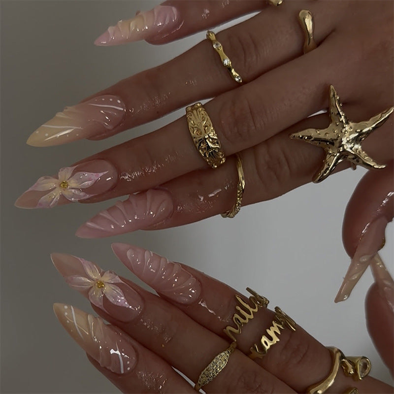 Floral Design Press-On Nail Set mit eleganten Akzenten Brehn