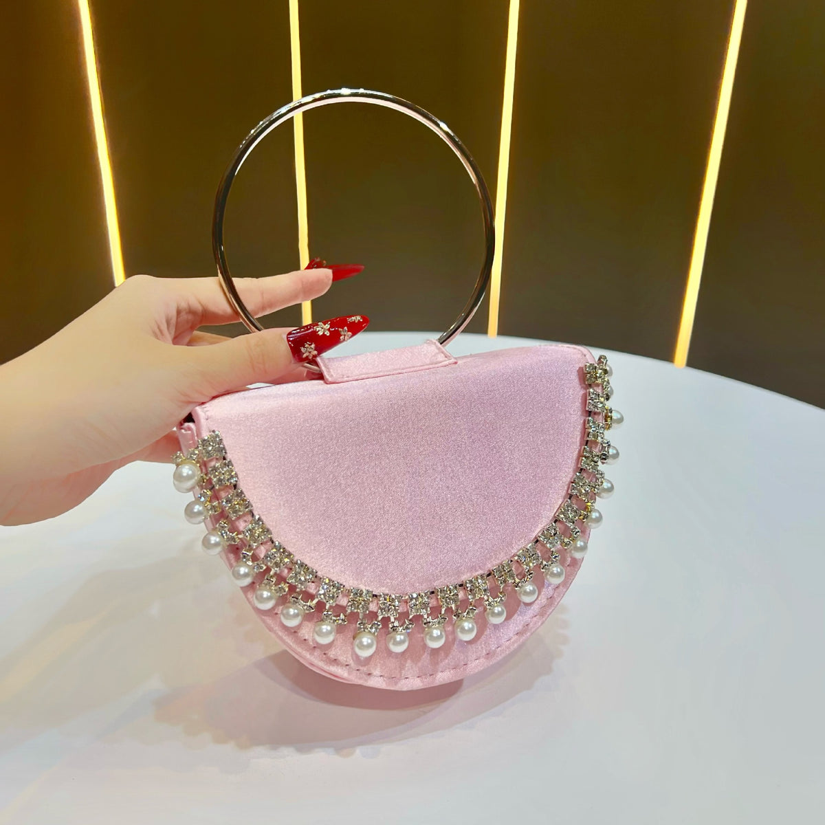 Perlenakzentierte Abend-Clutch