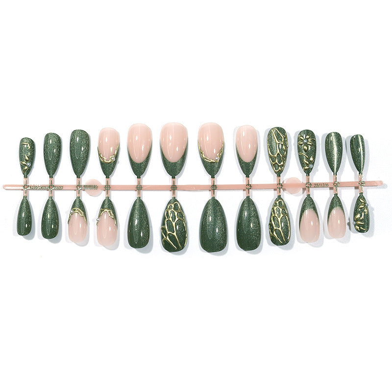 Elegantes Kunstnagelset mit filigranem Design und Goldverzierungen Brehn