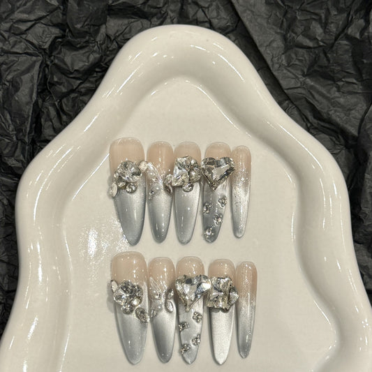 Dekorative Stiletto Press-On Nagelkunst Set mit Strassakzenten
