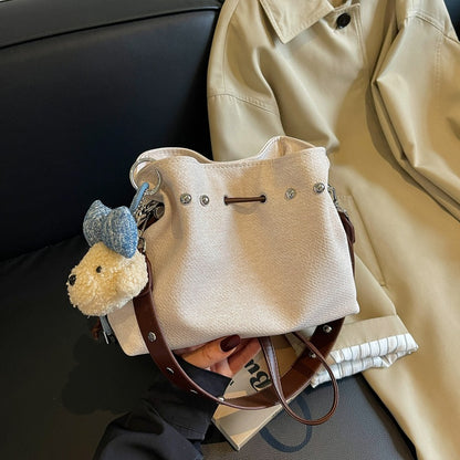 Charmante Mini-Eimer-Tasche mit süßem Anhänger